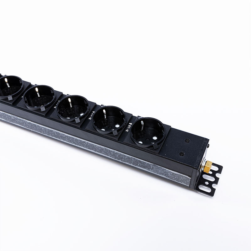 18 Cửa hàng Đức Bảo vệ chống sét 1U PDU có thể thay thế nóng RS485 Metered Rack