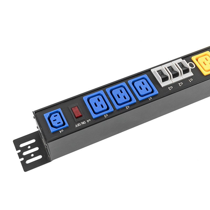 3 pha 10 ổ cắm C13 C19 Bảo vệ quá tải cầu dao dọc Giá chuyển mạch Pdu